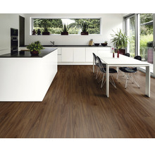 Ljust rum med trägolv, matbord och pentry