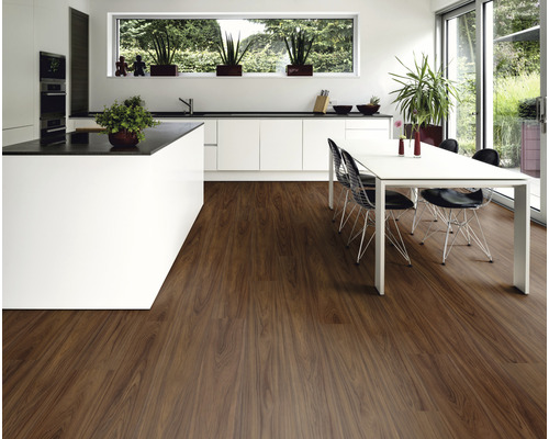 Ljust rum med trägolv, matbord och pentry