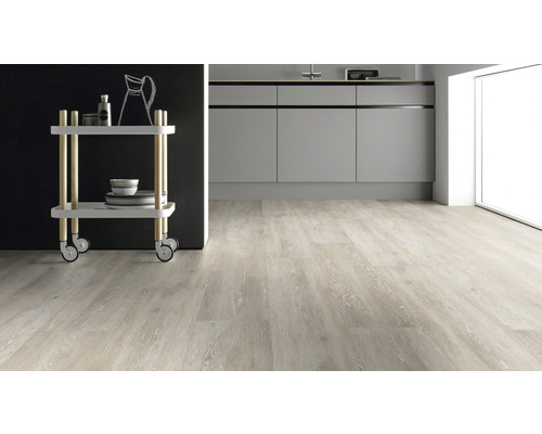 Ljust laminatgolv i ett modernt kök med serveringsvagn
