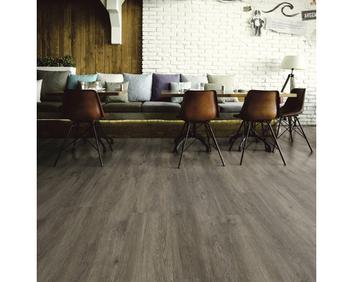 Interiör med trägolv, stolar och sittgrupp i en restaurang