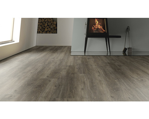 Golv med trämönster bredvid öppen spis och vedstapel