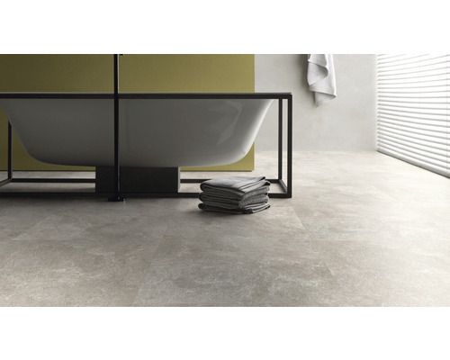 Badrum med badkar, handdukar och kakel