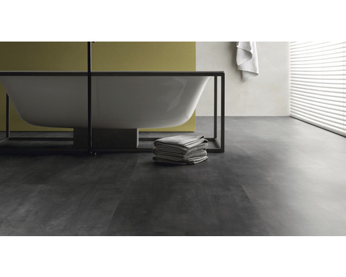 Badrum med fristående badkar, handdukar och fönsterjalusier