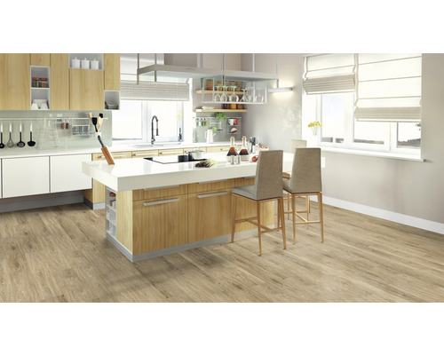 Ljust kök med köksö, barstolar och trägolv