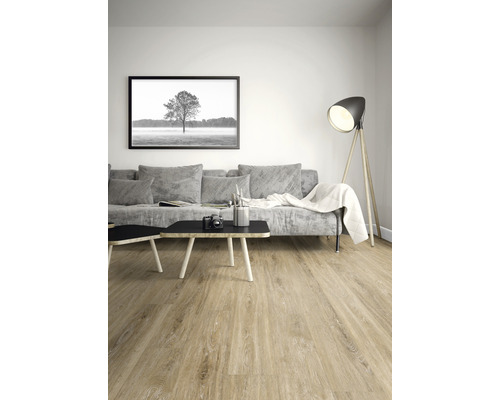 Vardagsrum med soffa, bord och trägolv