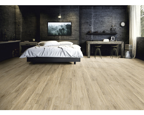 Sovrum med trägolv, säng och skrivbord