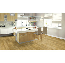 Ljust kök med trägolv, köksö och barstolar