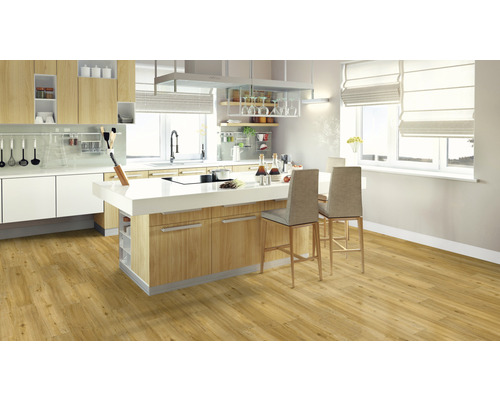 Ljust kök med trägolv, köksö och barstolar