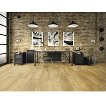 Kontorsdesign med skrivbord, stol, hyllor och trägolv framför en tegelvägg