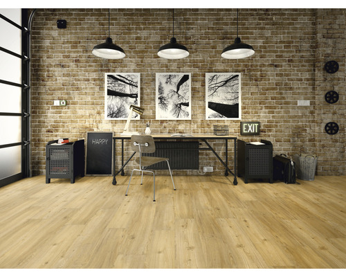 Kontorsdesign med skrivbord, stol, hyllor och trägolv framför en tegelvägg