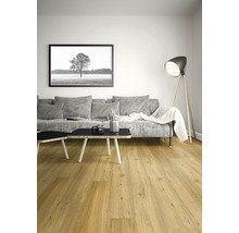 Vardagsrum med soffa, bord och trägolv