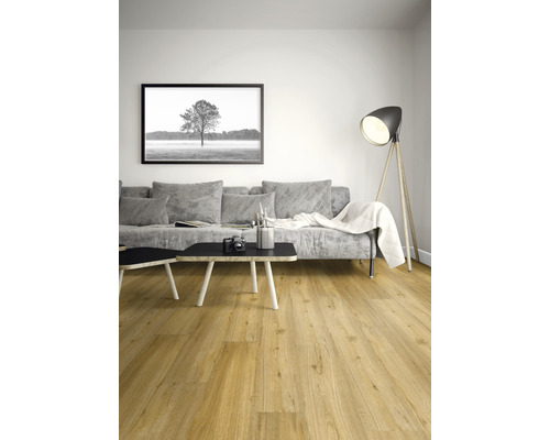 Vardagsrum med soffa, bord och trägolv