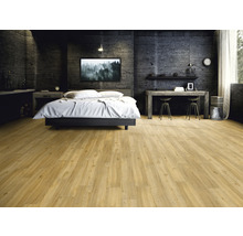 Sovrum med säng, skrivbord och ljust trägolv