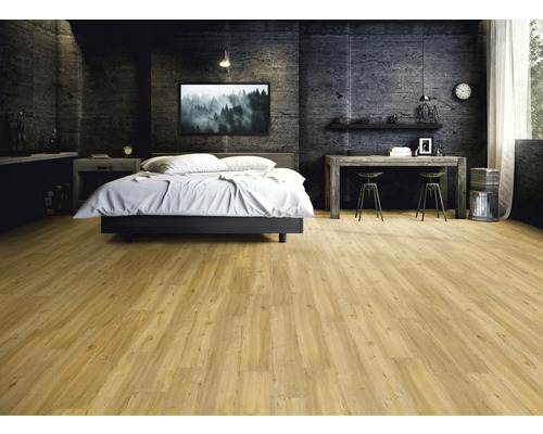 Sovrum med säng, skrivbord och ljust trägolv