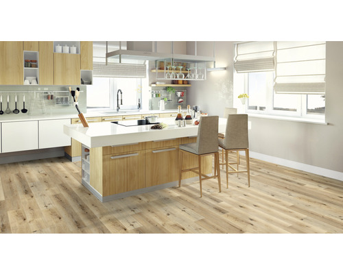 Ljust, modernt kök med köksö, köksskåp och trägolv.