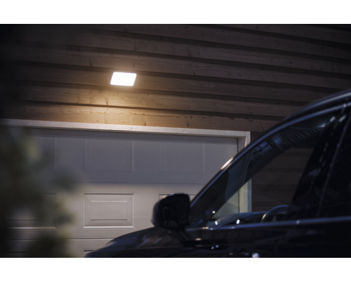 Scen av en garageuppfart med taklampa