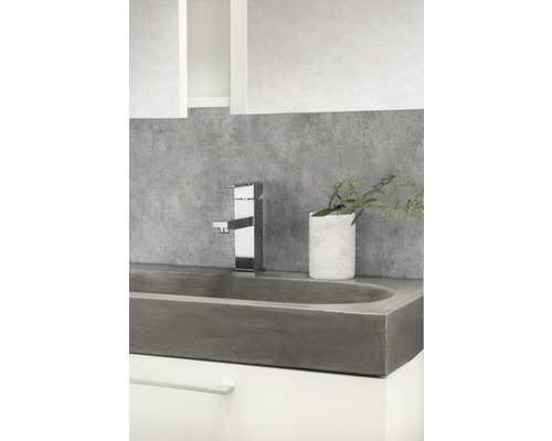 Modernt badrum med betongtvättställ, armatur och dekoration