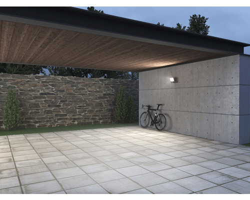 Utsikt över exteriören med stenmur, betongvägg, cykel och belysning