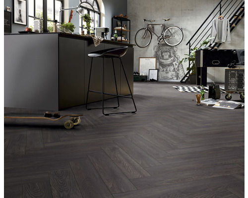 Modernt vardagsrum med mörkt laminatgolv i fiskbensmönster, köksö och barstol