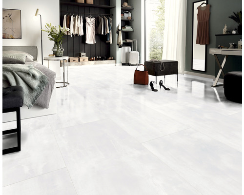 Ljust sovrum med blanka vita golvplattor för en modern atmosfär.