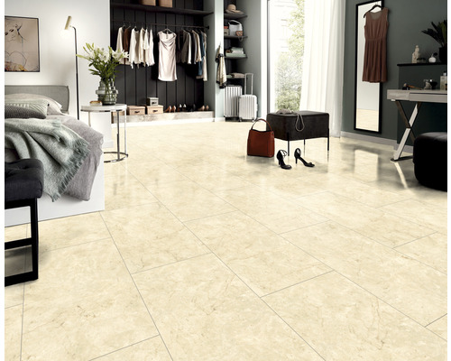 Sovrum med klinkergolv, säng, garderob och tillbehör