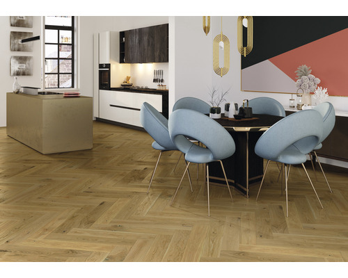 Interiör med fiskbensparkett, matbord och pentry