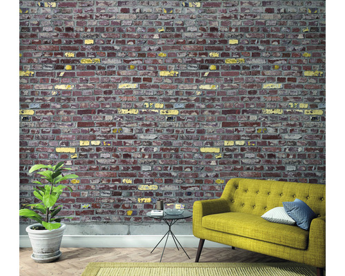 Vardagsrum med tegel tapet, soffa, bord och växt.