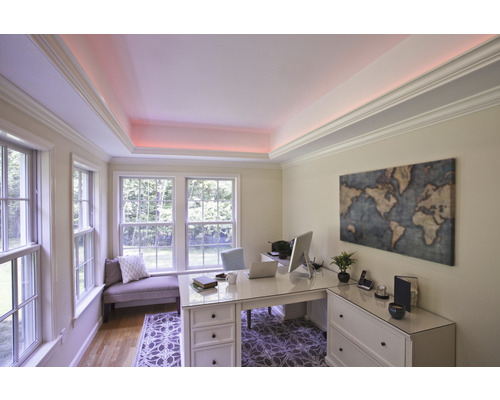 Ljust arbetsrum med skrivbord, fönster och världskarta på väggen