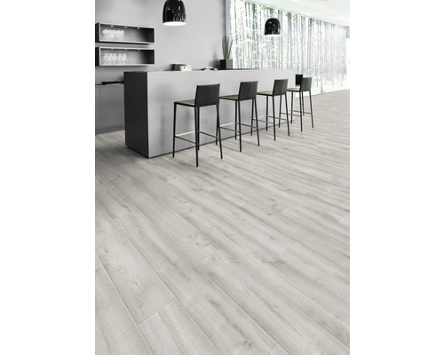 Ljust kök med trägolv och barstolar