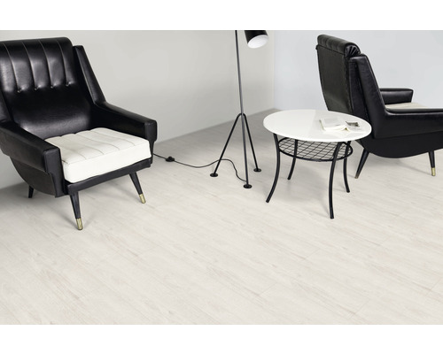 Två fåtöljer och ett bord på ett ljust trägolv