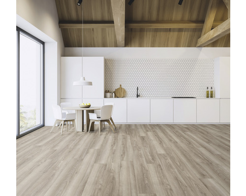 Ljust rum med golv i trälook, matgrupp och pentry