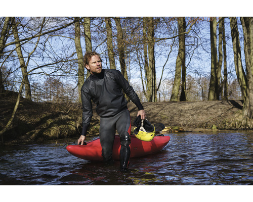 Man med torrdräkt, kajak och hjälm i vattnet