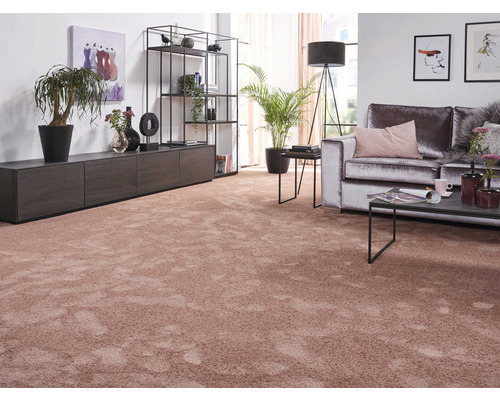 Modernt vardagsrum med soffa, matta, vardagsrumsskåp och hylla