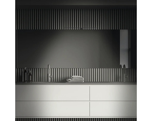 Badrum med tvättställ, spegel och handdukar