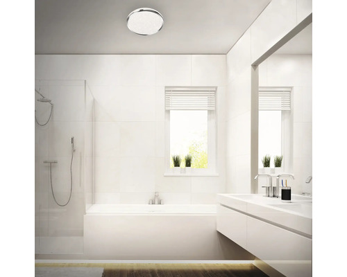 Modernt badrum med badkar, dusch, tvättställ och rund taklampa