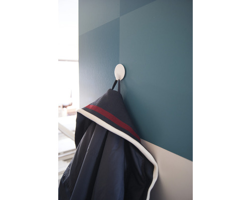 Jacka hänger på en rund väggkrok.