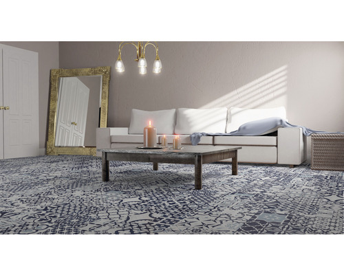 Vardagsrum med soffa, soffbord och mönstrat klinkergolv