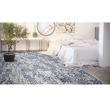 Sovrum med säng och vinylgolv i patchworkdesign.