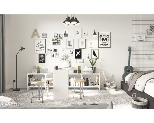 Dekorativt rum med bilder, möbler och tillbehör