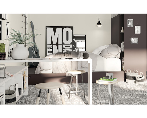 Ljust sovrum med säng, skrivbord, stolar och dekorativa element som gitarr och tavlor