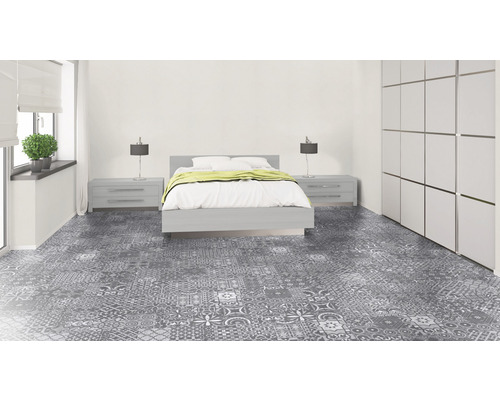 Sovrum med säng, sängbord, garderob och grått mönstrat vinylgolv