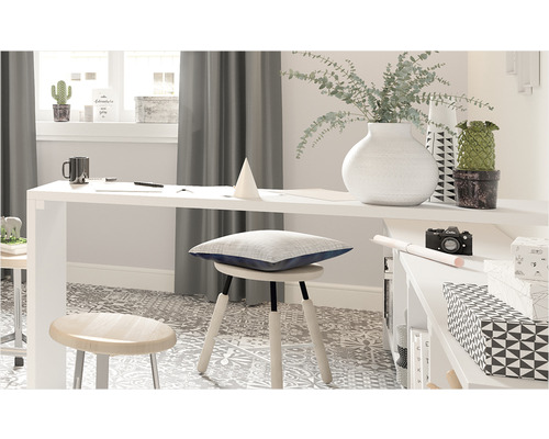 Ljus arbetsplats med skrivbord, stol och dekorativa element