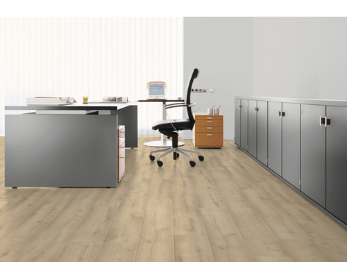 Kontorsrum med skrivbord, kontorsstol, rullcontainer, skåp och laminatgolv