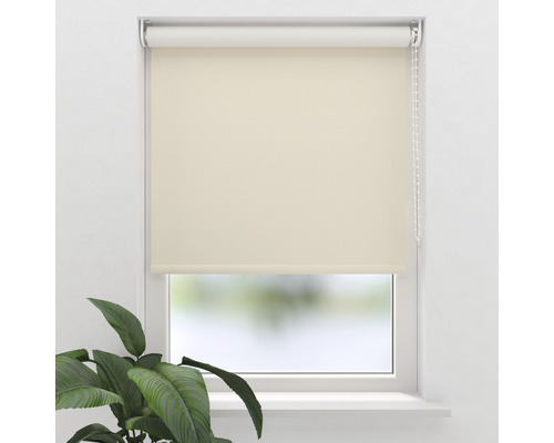 Beige mörkläggningsgardin framför ett fönster