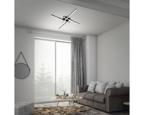 Vardagsrum med taklampa, soffa och fönster