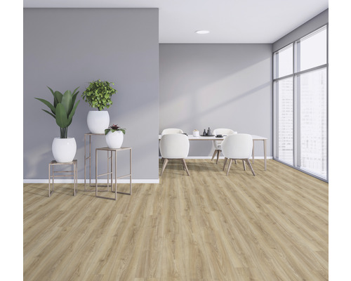 Ljust rum med trägolv, matbord och krukväxter