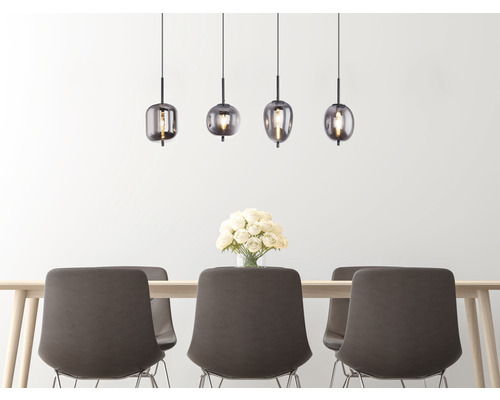 Matbord med fyra hänglampor i glas och metall ovanför