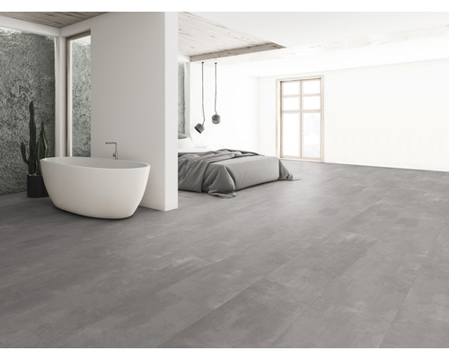 Ljust sovrum med badkar och golv med träutseende