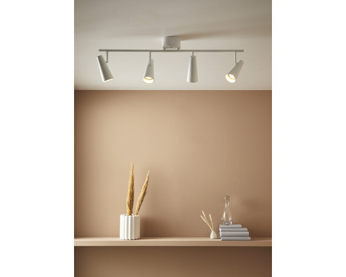 Taklampa med fyra spotlights och hylla med dekoration