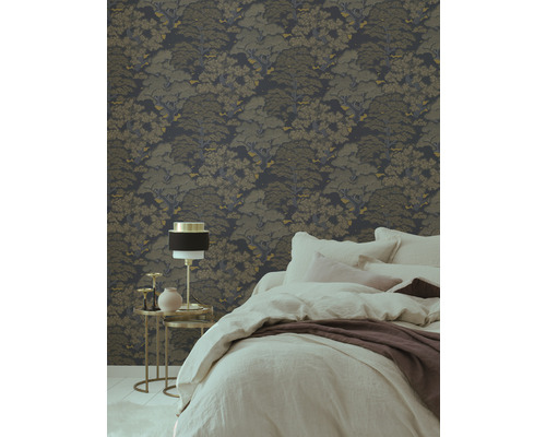 Sovrum med dekorativ skogstapet, sängbord och säng